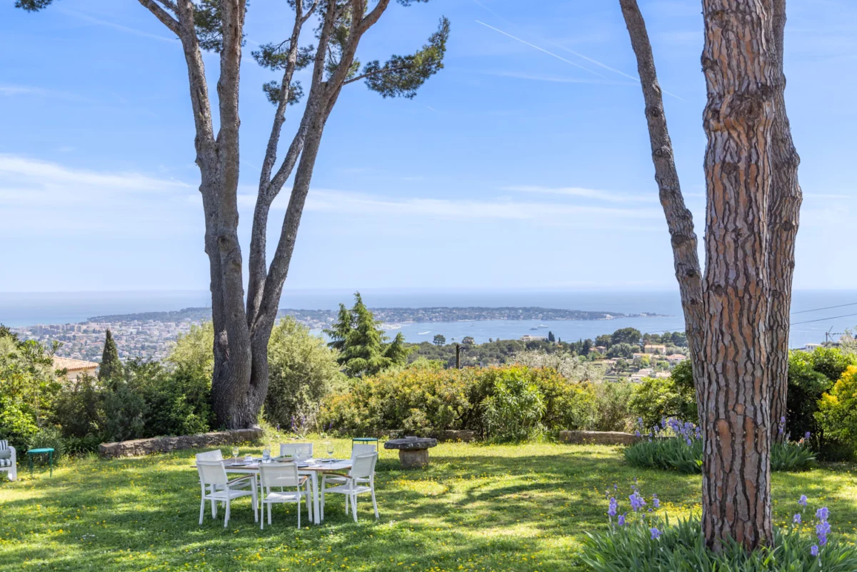 Une table dressée sous les pins du Domaine, face à la baie et au Cap d'Antibes